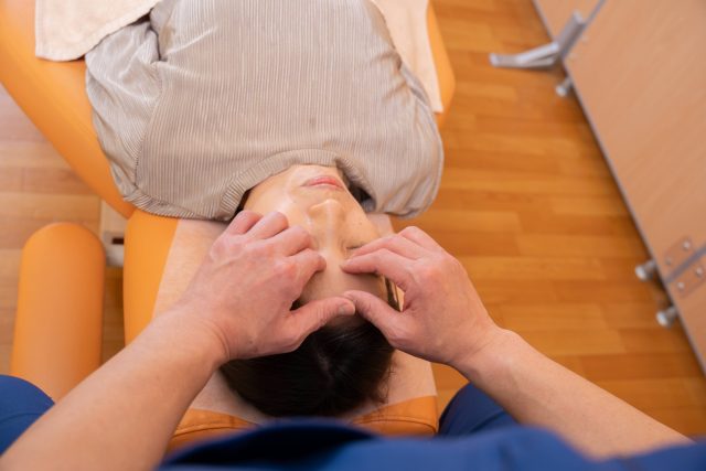 眼精疲労の施術風景