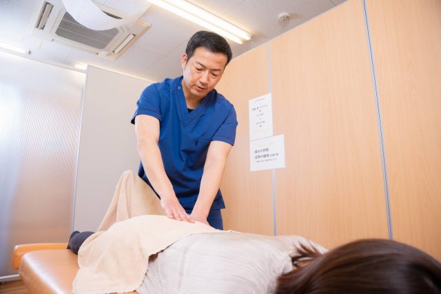 Dr.整体 天白の独自の方法で肉離れの施術をする風景画像