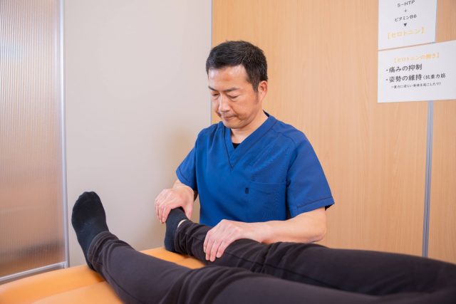 Dr.整体 天白 独自の外反母趾改善法を施術する風景画像