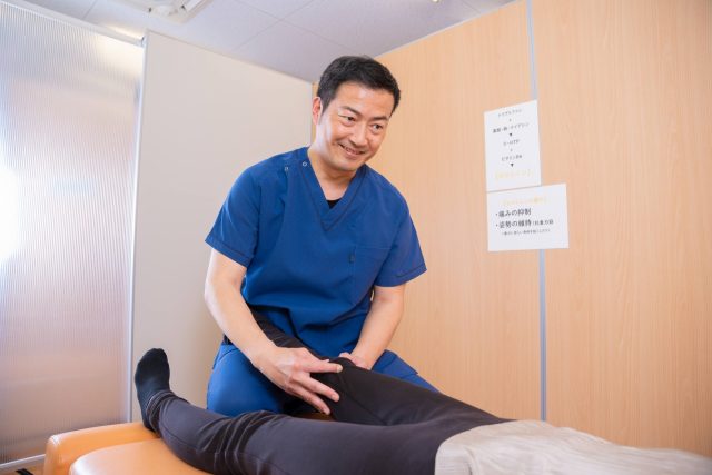 笑顔でDr.整体 天白独自の膝の施術をしている風景画像
