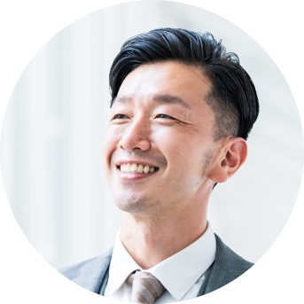 太ももの肉離れが改善した50代男性の笑顔のイメージ画像