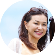歩くことが辛くなるぐらいの外反母趾が改善し旅行を楽しめている女性のイメージ画像