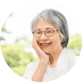 膝の痛みが改善し杖がなくても歩行がラクになられた高齢女性のイメージ画像