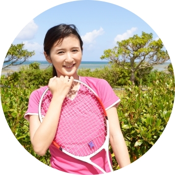 膝の痛みが改善しテニスもできるようになられた50代女性のイメージ画像