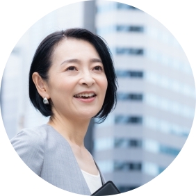 外反母趾が改善し仕事で歩いても平気な笑顔の女性のイメージ画像